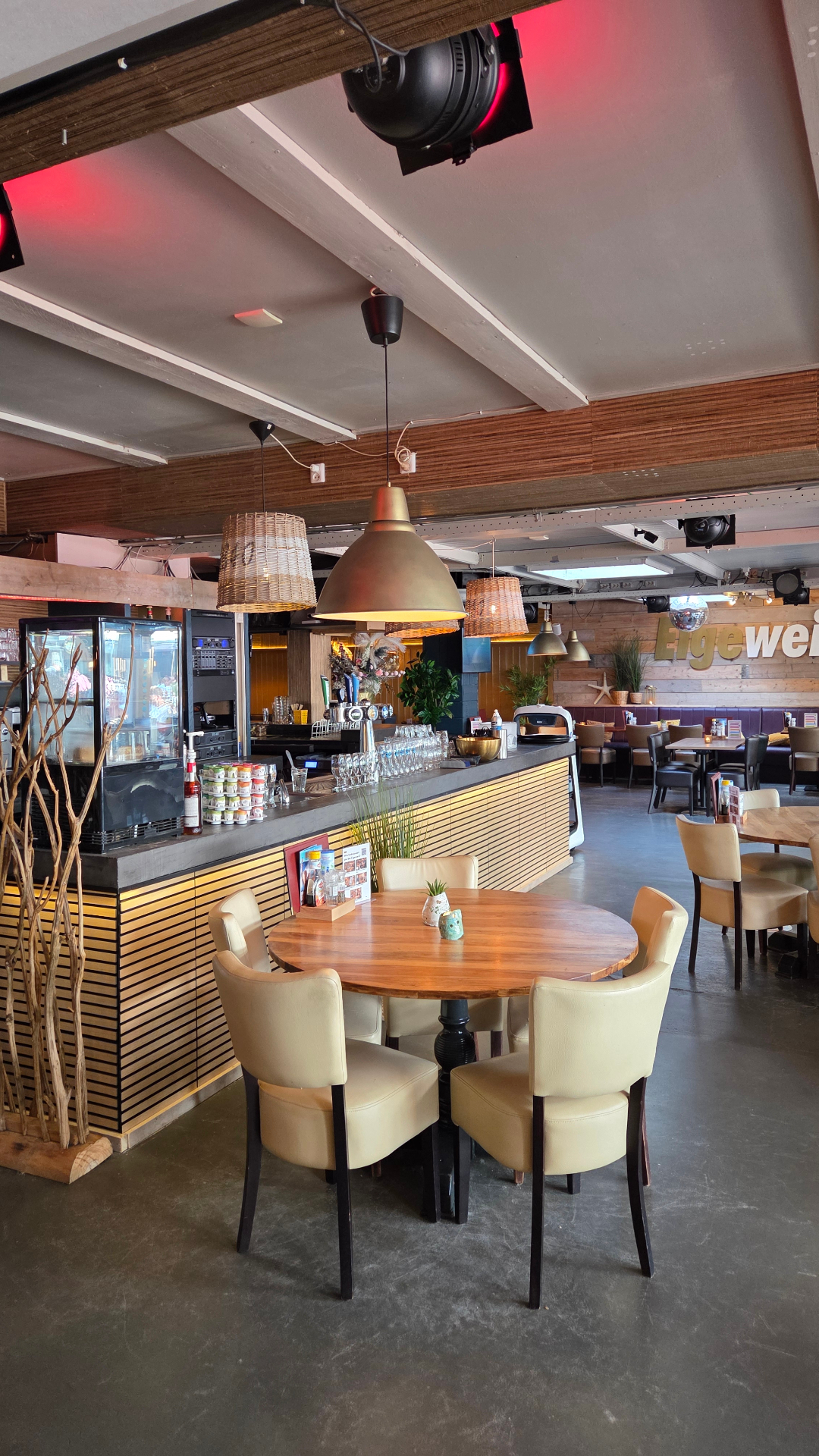 Sfeervolle bar en zitplek bij Eigeweis